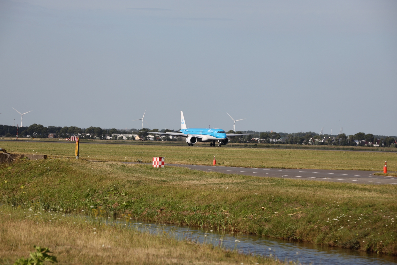 Preview KLM CITYHOPPER PH-NXA Embraer E195-E2.JPG